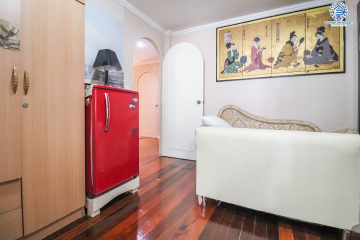 บ้านเดี่ยวทำเลโชคชัย 4 ซอย 56 หลังใหญ่พร้อมอยู่ เนื้อที่ 101 ตร.ว. พร้อมฟังก์ชันที่เหนือกว่าด้วย 5 ห้องนอน 5 ห้องน้ำ ต่อเติมเต็มทั้งหลัง บนทำเลสุดโดดเด่น! พร้อมเชื่อมต่อหลายเส้นทาง ใจกลางแหล่ง Community Mall ชั้นนำมากมาย ใกล้รถไฟฟ้าสายสีเหลือง "โชคชัย4" และทางด่วน "ฉลองรัช"